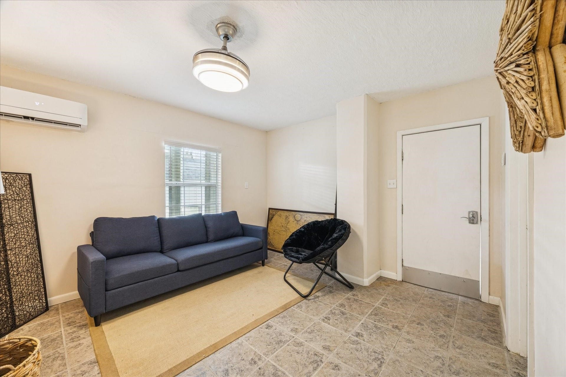1330 Coral Way, Tiki Island, TX 77554 Downstairs area room