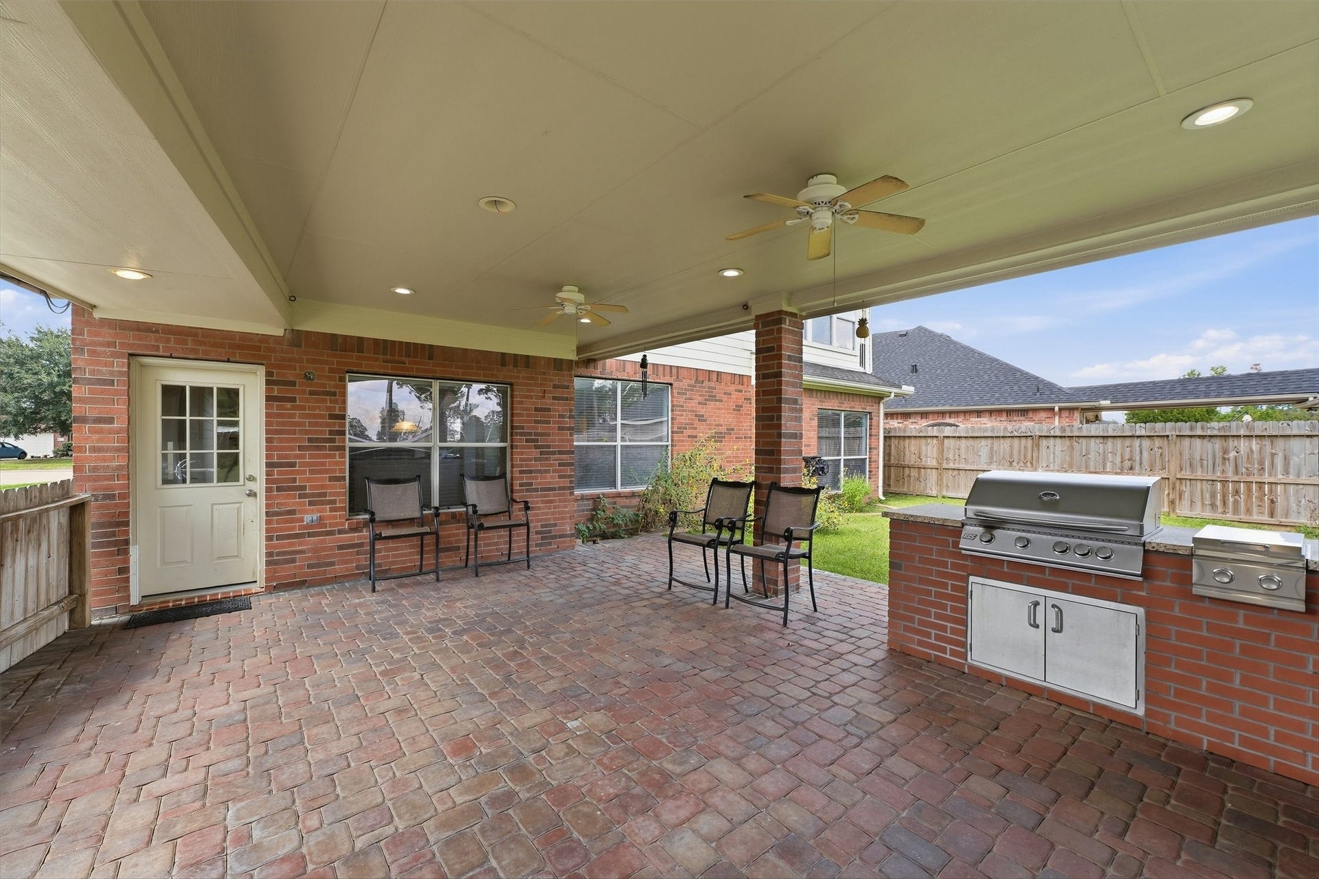 15107 Heron Meadow Lane, Cypress, TX 77429 Outdoor kitchen & covered patio