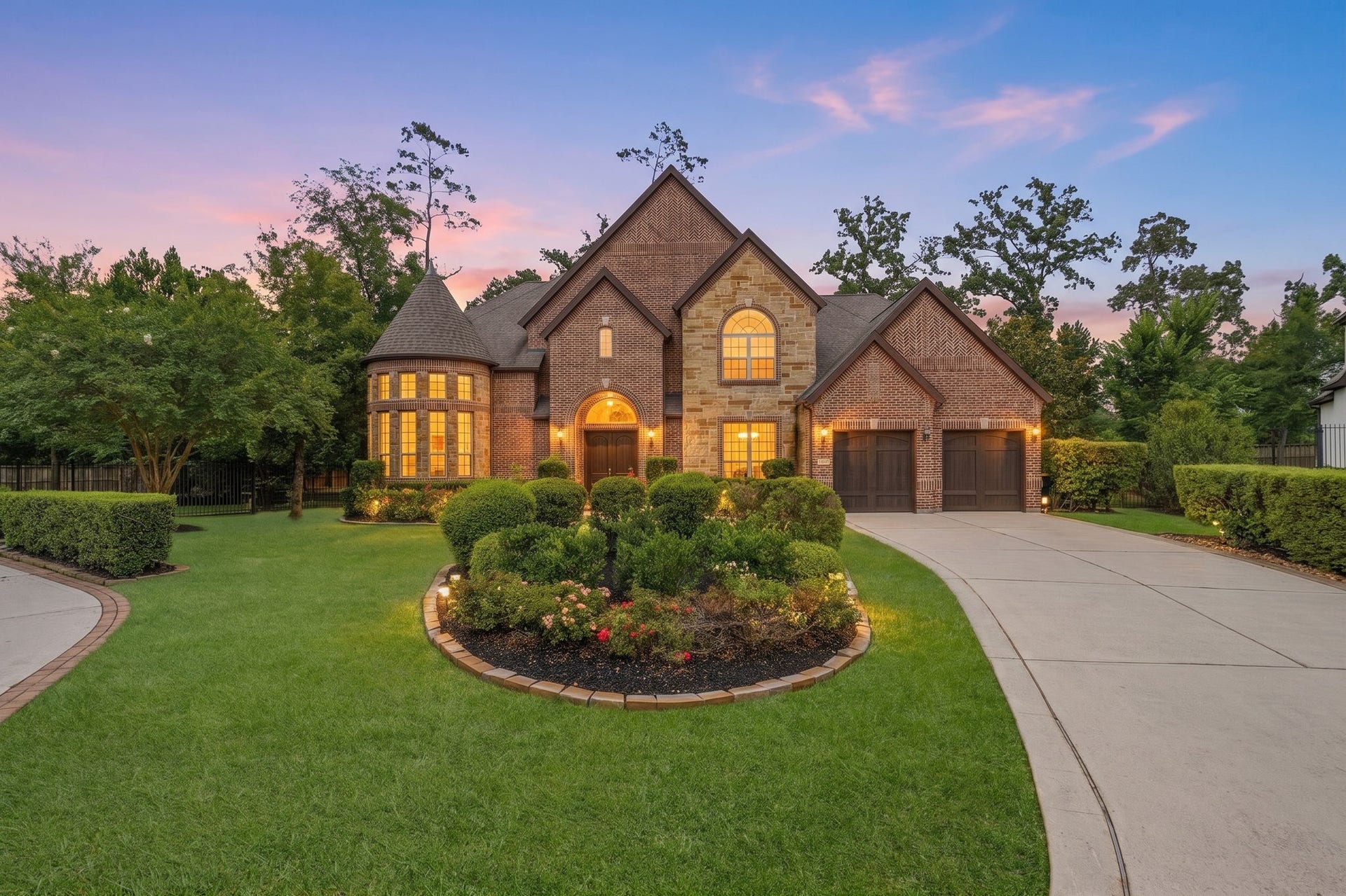 10 Coronet Ridge Court, The Woodlands, TX 77375 Stunning and stately curb appeal nestled in a quiet cul-de-sac.