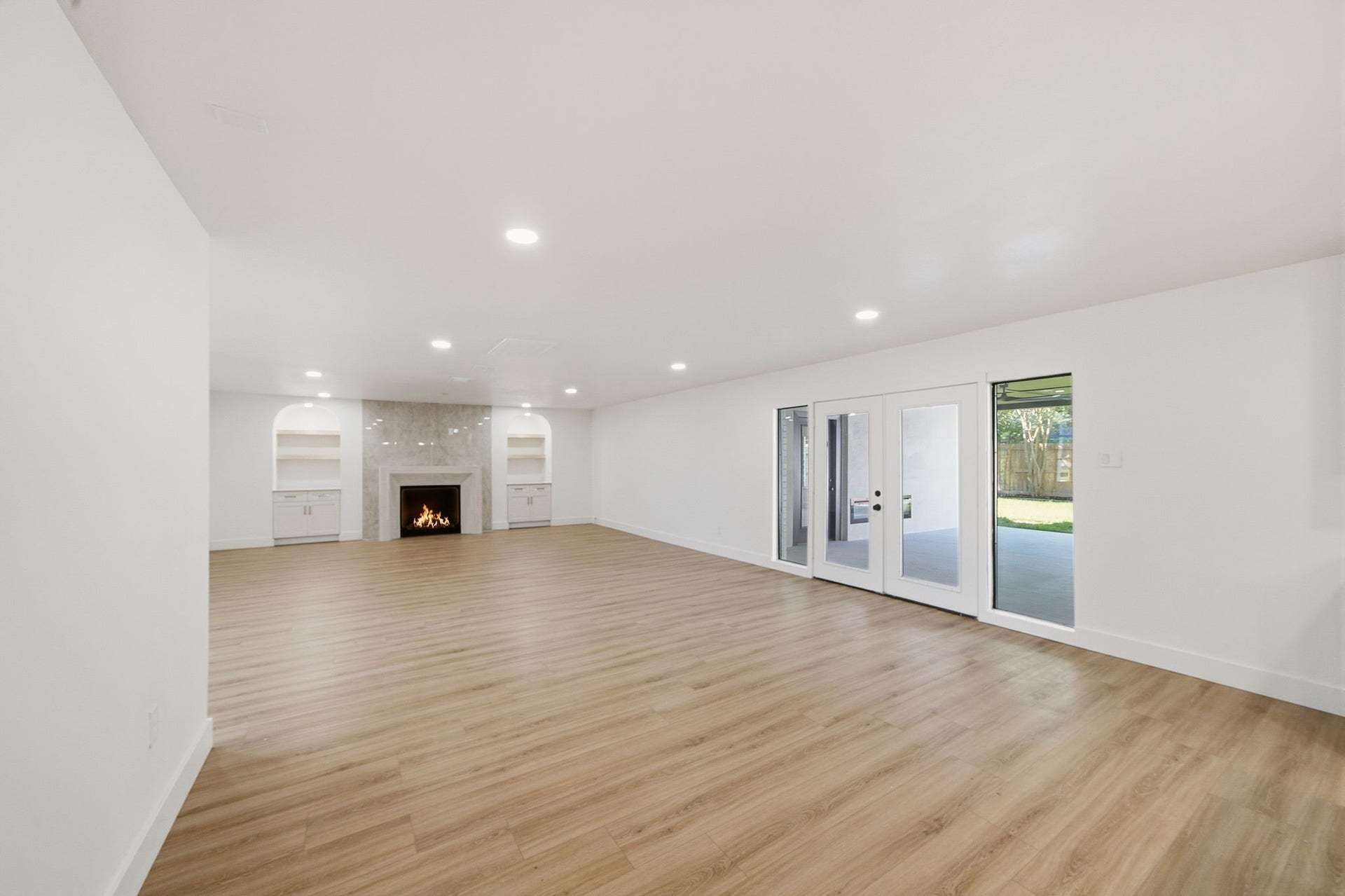2304 Eagles Way, Pearland, TX 77581 Open sight lines connect the kitchen and living spaces for an easy, inviting flow.