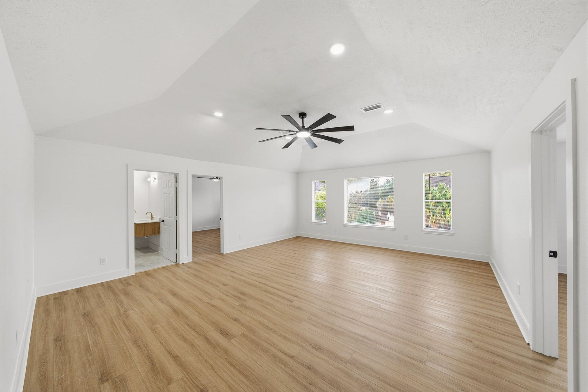 2304 Eagles Way, Pearland, TX 77581 oversized upstairs game room offers exceptional space for entertaining, media, recreation or a second living space.