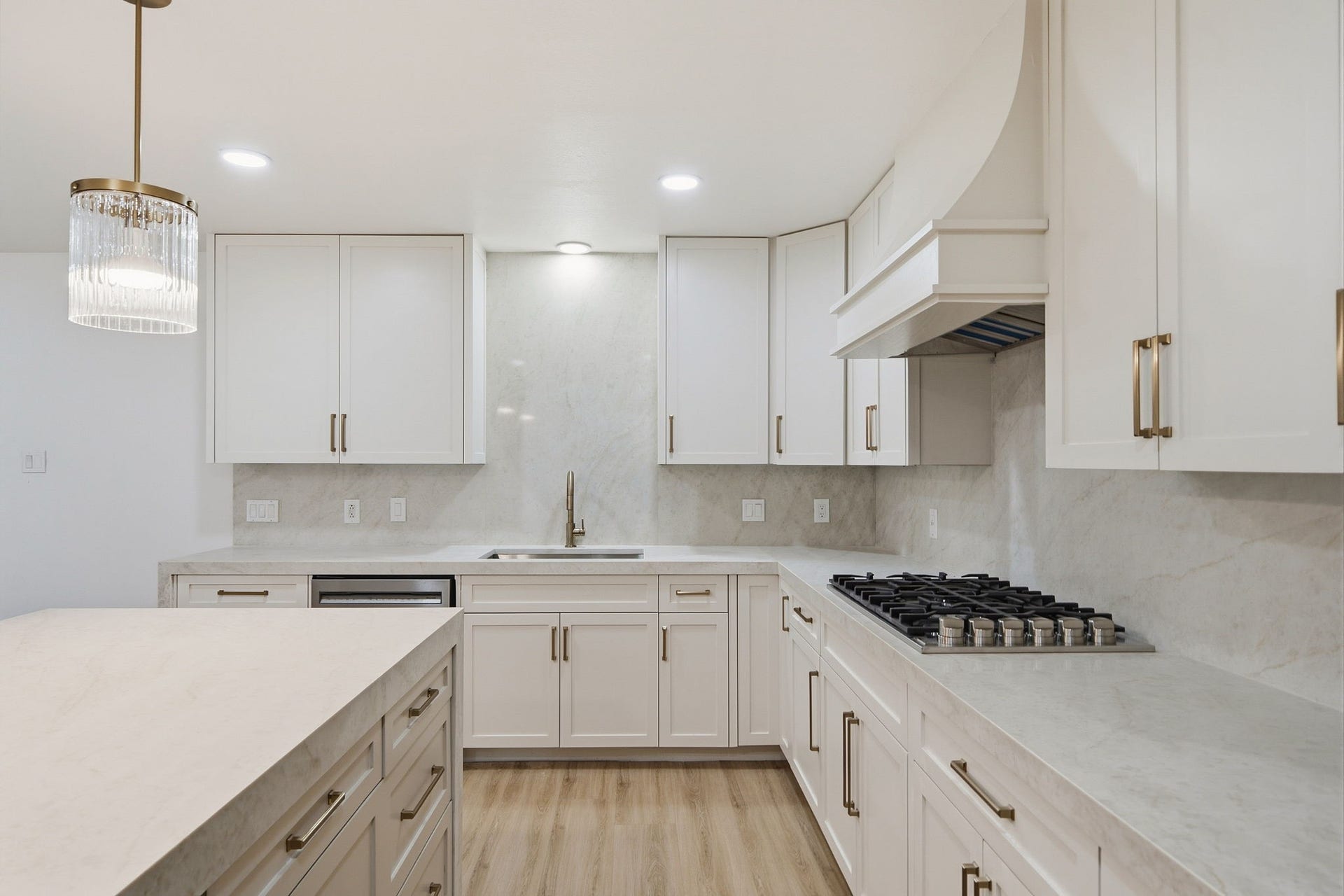 2304 Eagles Way, Pearland, TX 77581 Thoughtfully selected finishes and warm metallic accents elevate the kitchen's modern aesthetic.