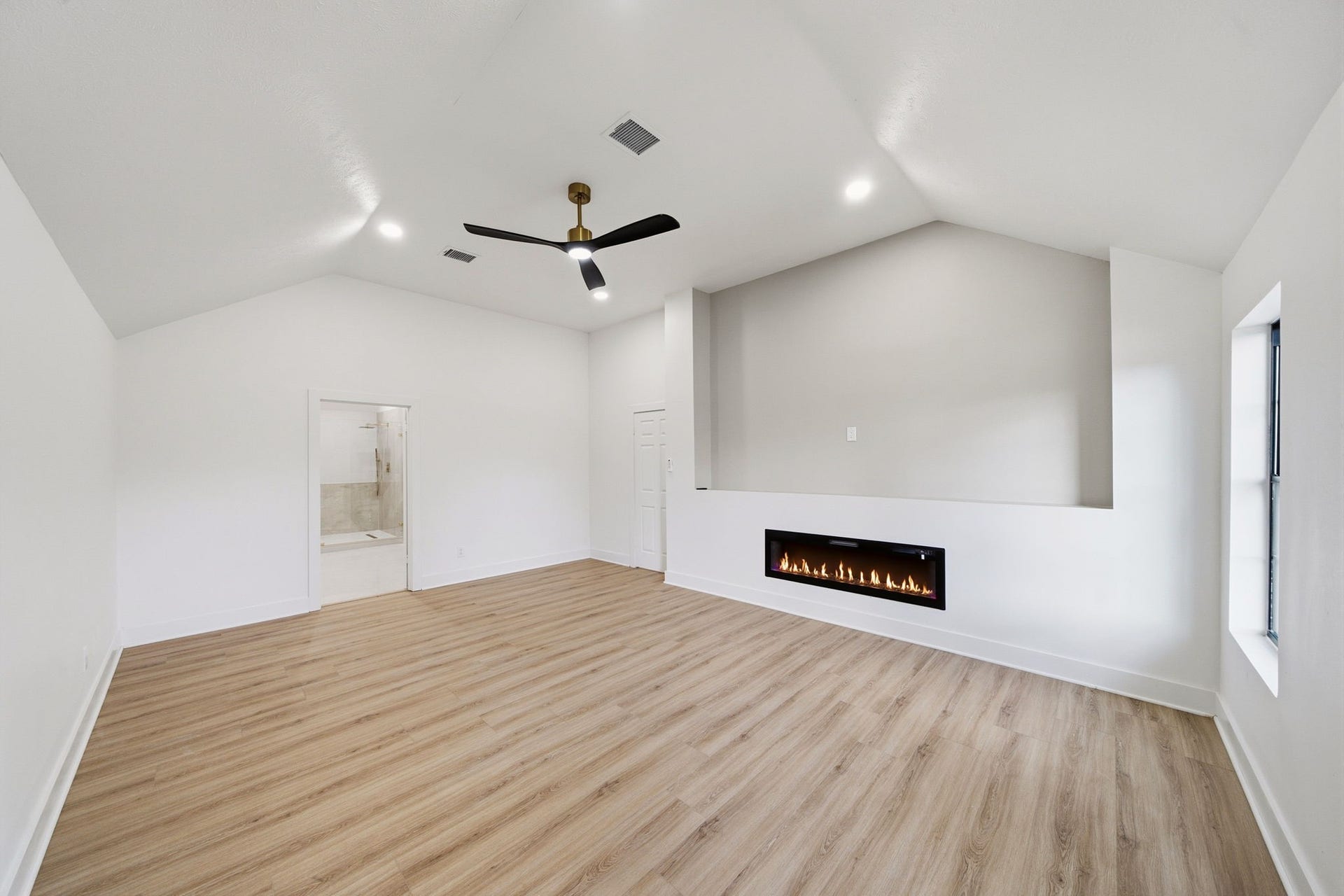 2304 Eagles Way, Pearland, TX 77581 Spacious primary retreat with room for a full sitting area and large furnishings.