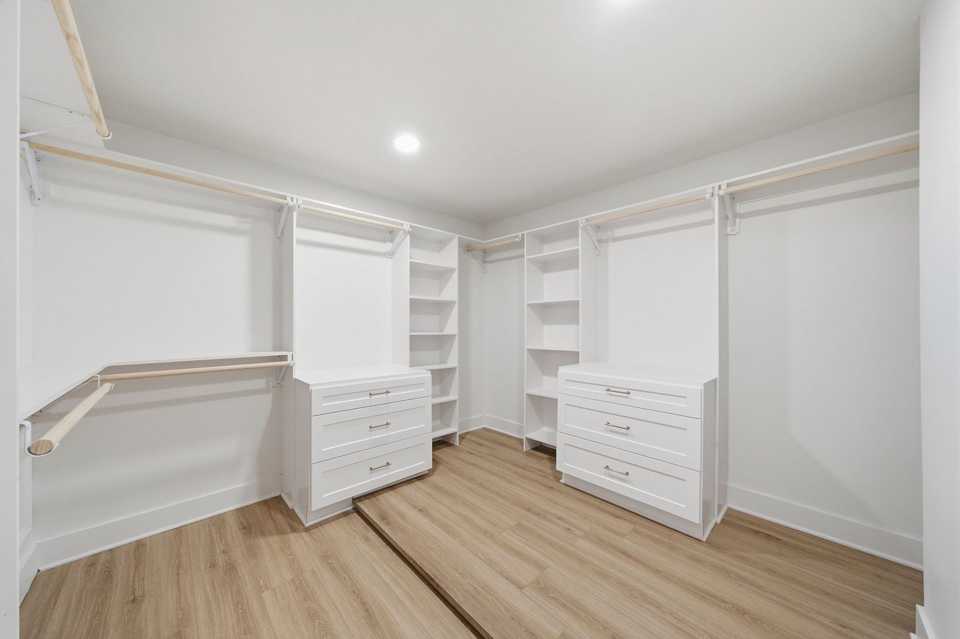 2304 Eagles Way, Pearland, TX 77581 Custom -designed primary offers extensive built-in storage, drawer space and room for an impressive wardrobe.