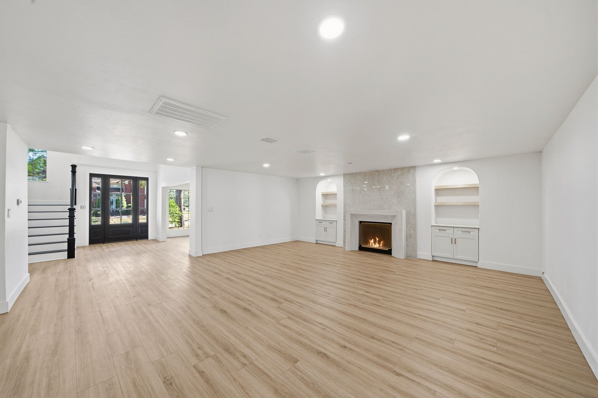 2304 Eagles Way, Pearland, TX 77581 Expansive living room features a sleek fireplace, custom built-ins and new Trenta Collection flooring throughout.