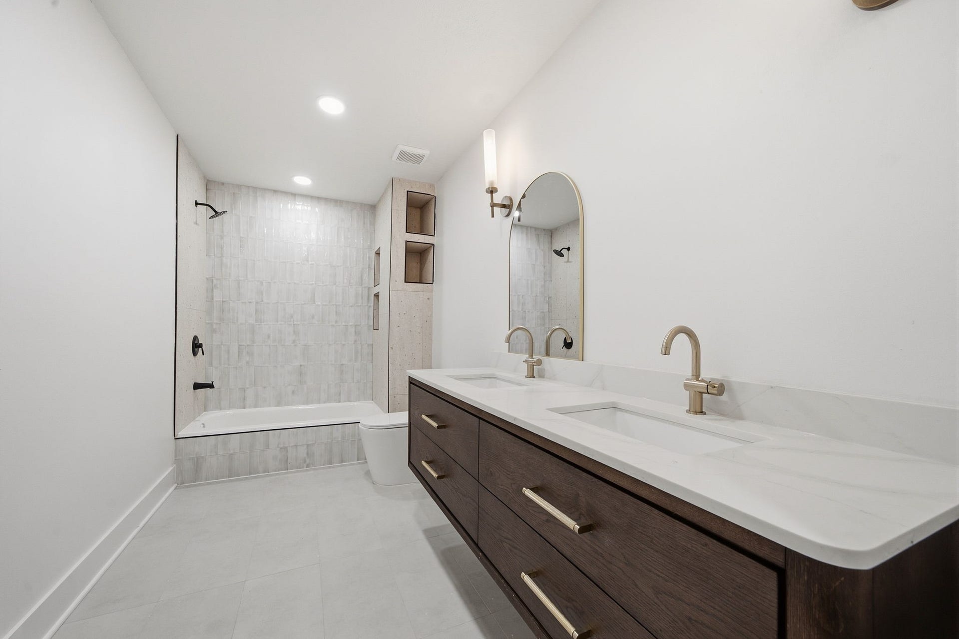 2304 Eagles Way, Pearland, TX 77581 Full updated bath with cohesive designer finishes and a clean, modern aesthetic.