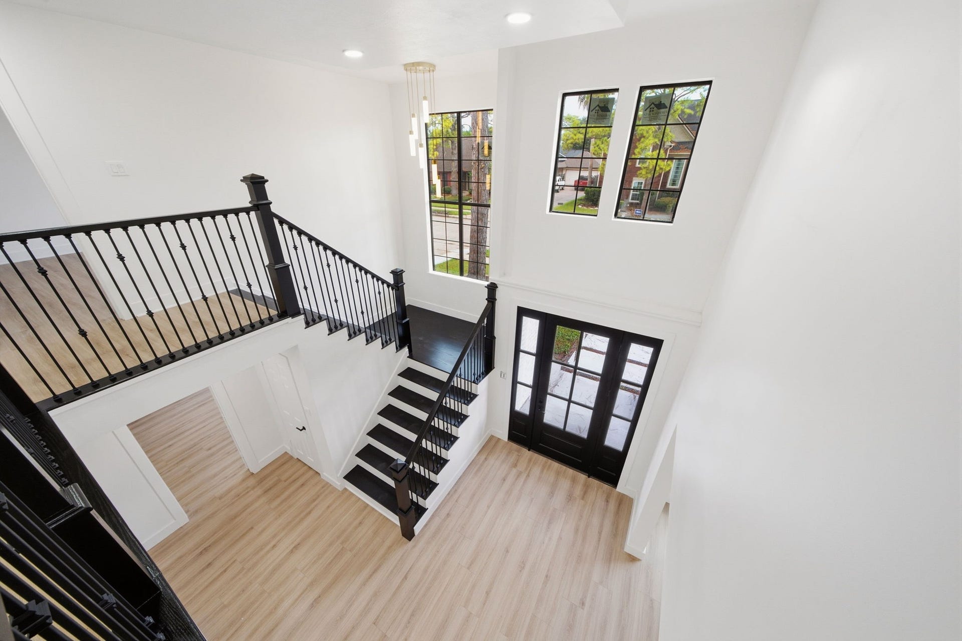 2304 Eagles Way, Pearland, TX 77581 A dramatic two story foyer creates an impressive first impression with soaring ceilings and statement lighting.