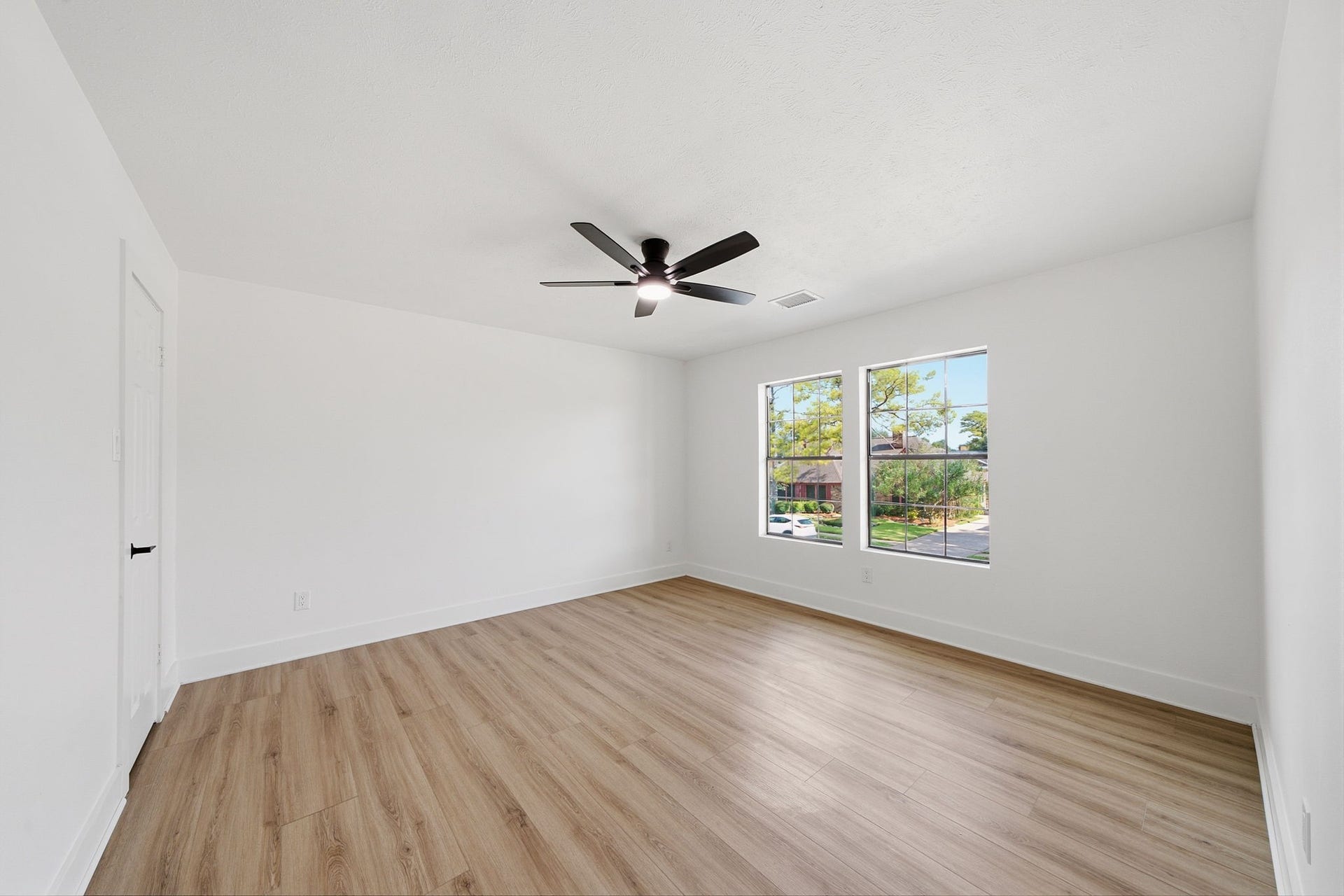 2304 Eagles Way, Pearland, TX 77581 Bright, spacious secondary bedrooms offer excellent proportions, natural light and walk-in closets.
