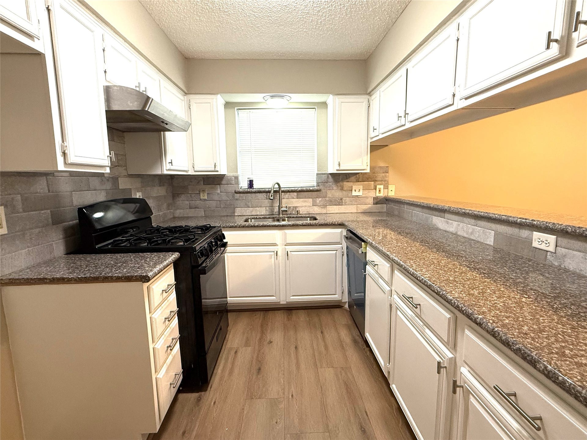 3022 Mosby Drive, Sugar Land, TX 77479 kitchen