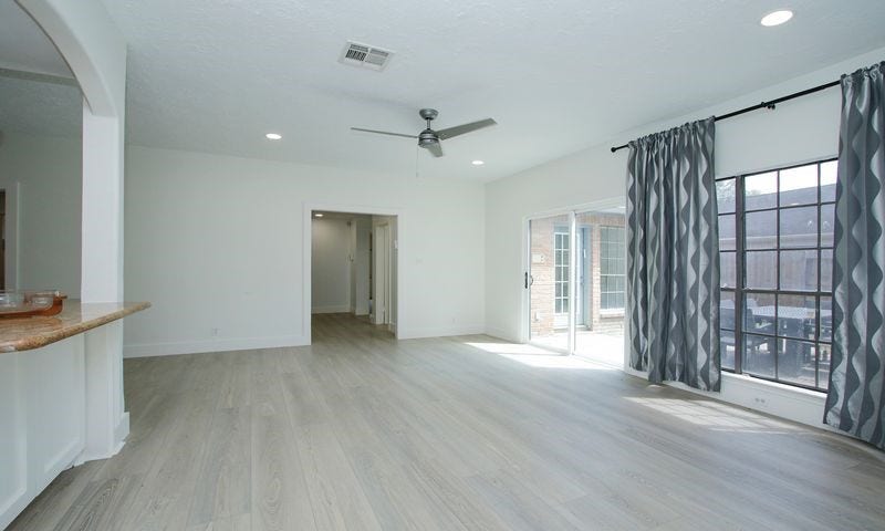 8006 Albin Lane, Houston, TX 77071 huge family room open to kitchen breakfast area and outside patio