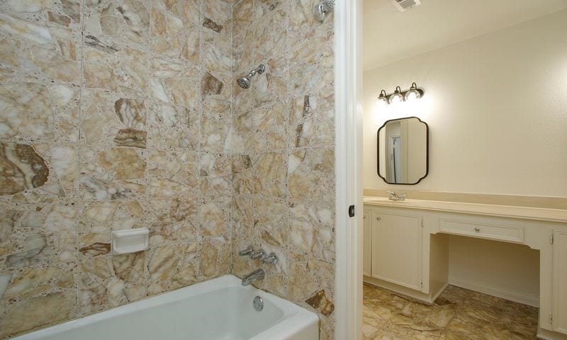 8006 Albin Lane, Houston, TX 77071 secondary bath