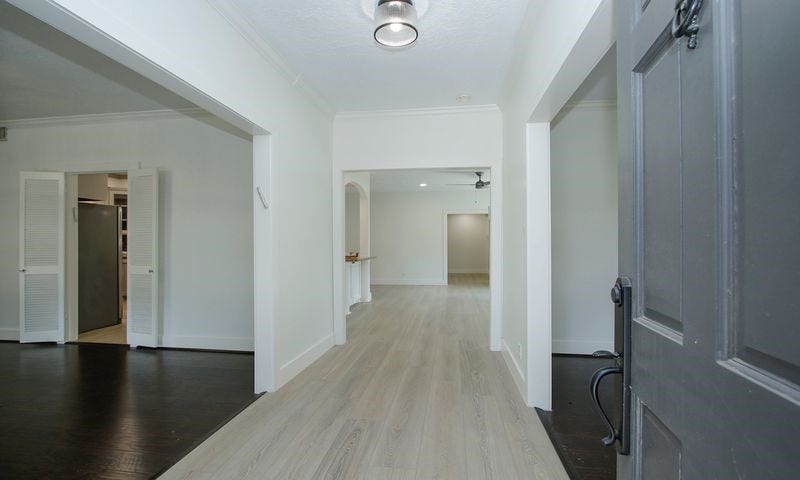 8006 Albin Lane, Houston, TX 77071 large elegant entry