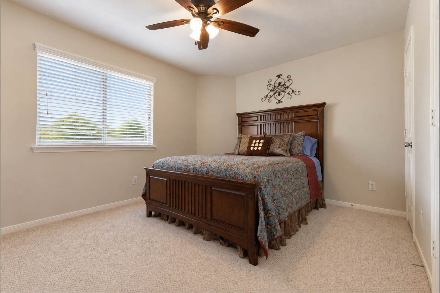 2532 Oak Dale Way, Seabrook, TX 77586 The third guest bedroom is a well proportioned space with soft carpet, a wide window that lets in plenty of daylight, and a ceiling fan for year round comfort. A calm, light wall color makes it easy to style, and there is room for a queen size bed with space left for a dresser or desk.