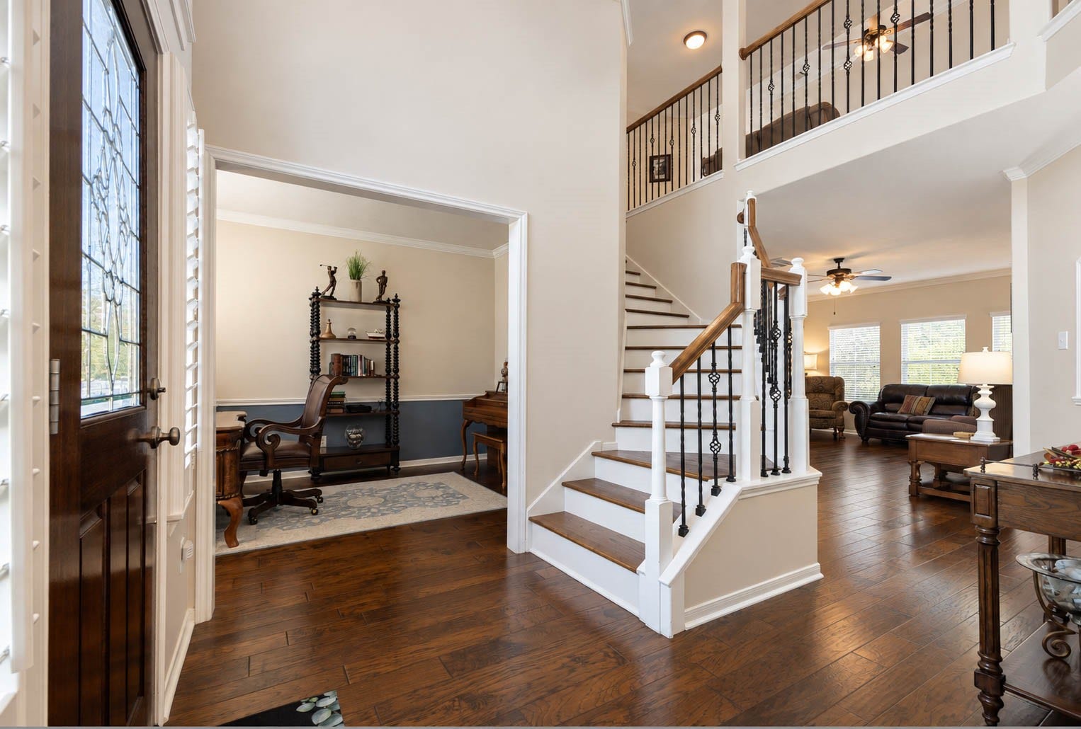 2532 Oak Dale Way, Seabrook, TX 77586 Step inside to a soaring two story foyer, where hardwood floors flow through the main living areas. A wood staircase with wrought iron spindles makes a graceful statement, and soft neutral tones keep the entry bright and easy to personalize.