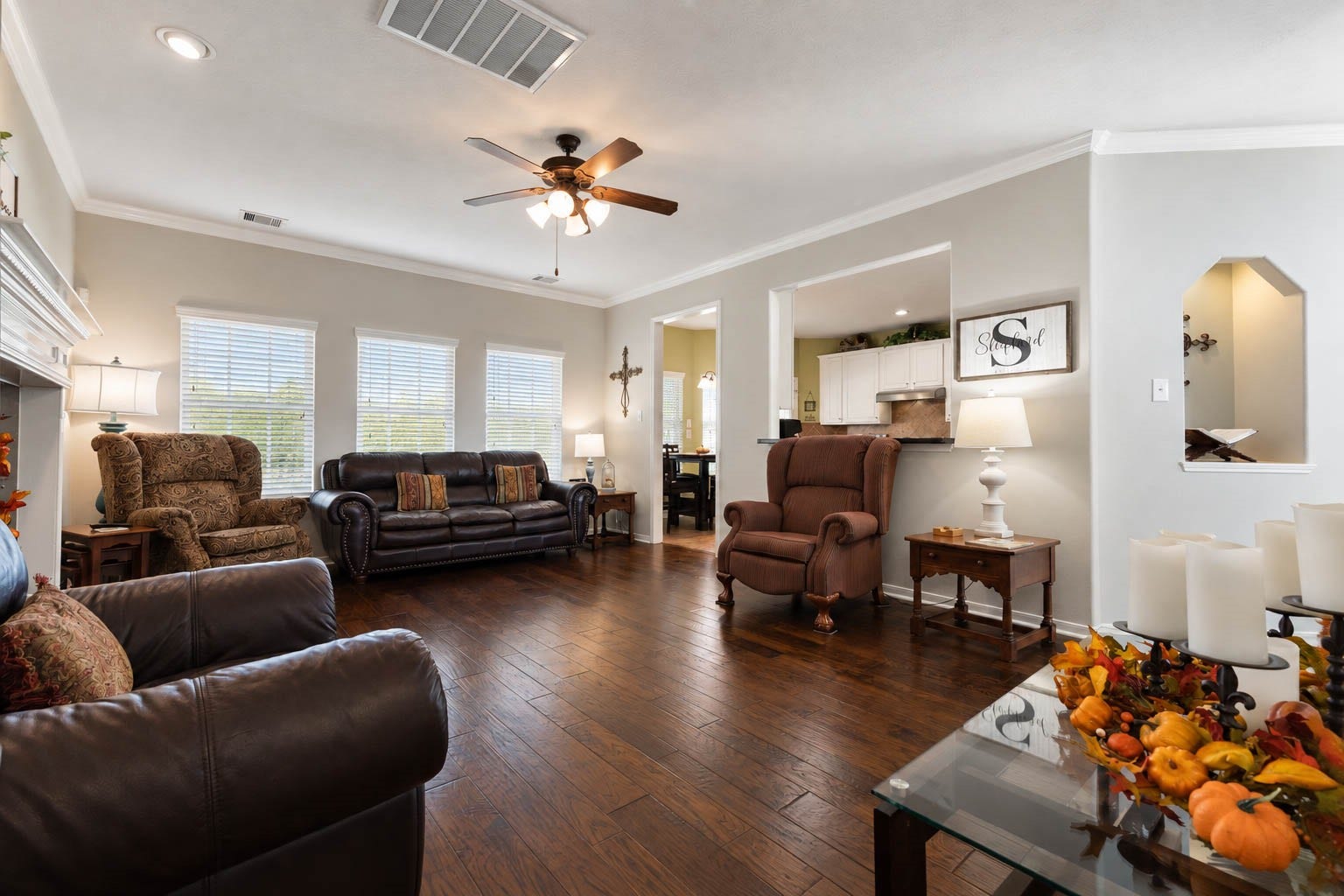 2532 Oak Dale Way, Seabrook, TX 77586 Designed with entertaining in mind, this open layout keeps the living room, kitchen, and breakfast nook connected, so the host is never far from the conversation. An open view into the kitchen makes serving and visiting easy. Take note of the decorative alcove that adds a charming spot for display.