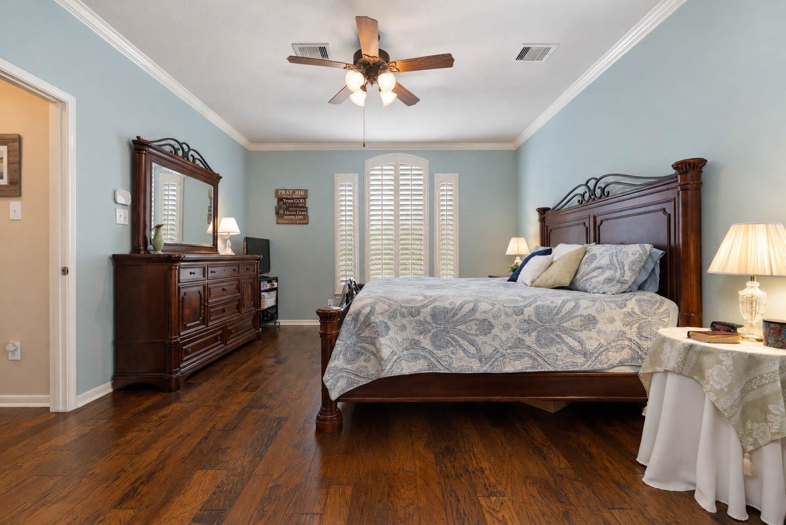 2532 Oak Dale Way, Seabrook, TX 77586 Back in the primary bedroom, the proportions are the story. This suite comfortably accommodates a king size bed along with a full dresser and nightstands, and still leaves room to move.