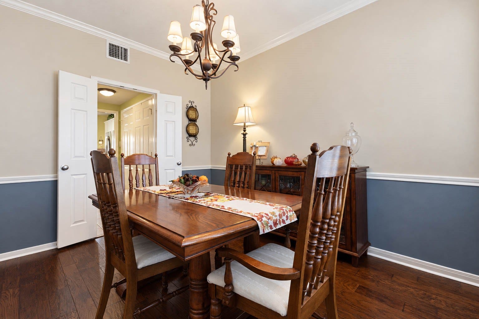 2532 Oak Dale Way, Seabrook, TX 77586 Dinner parties and holiday meals are easy to plan in this dining room, which easily fits a large table and seating for many guests. A sizable wall offers the perfect spot for a china cabinet, buffet, or favorite decor.