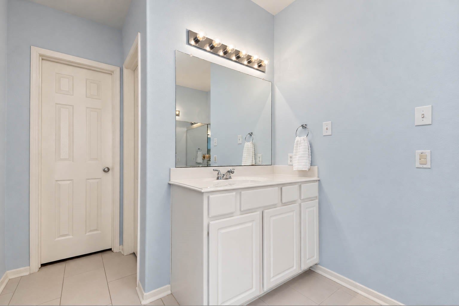 2532 Oak Dale Way, Seabrook, TX 77586 Crisp white cabinetry, wide mirrors, and bright lighting keep the space fresh and functional.