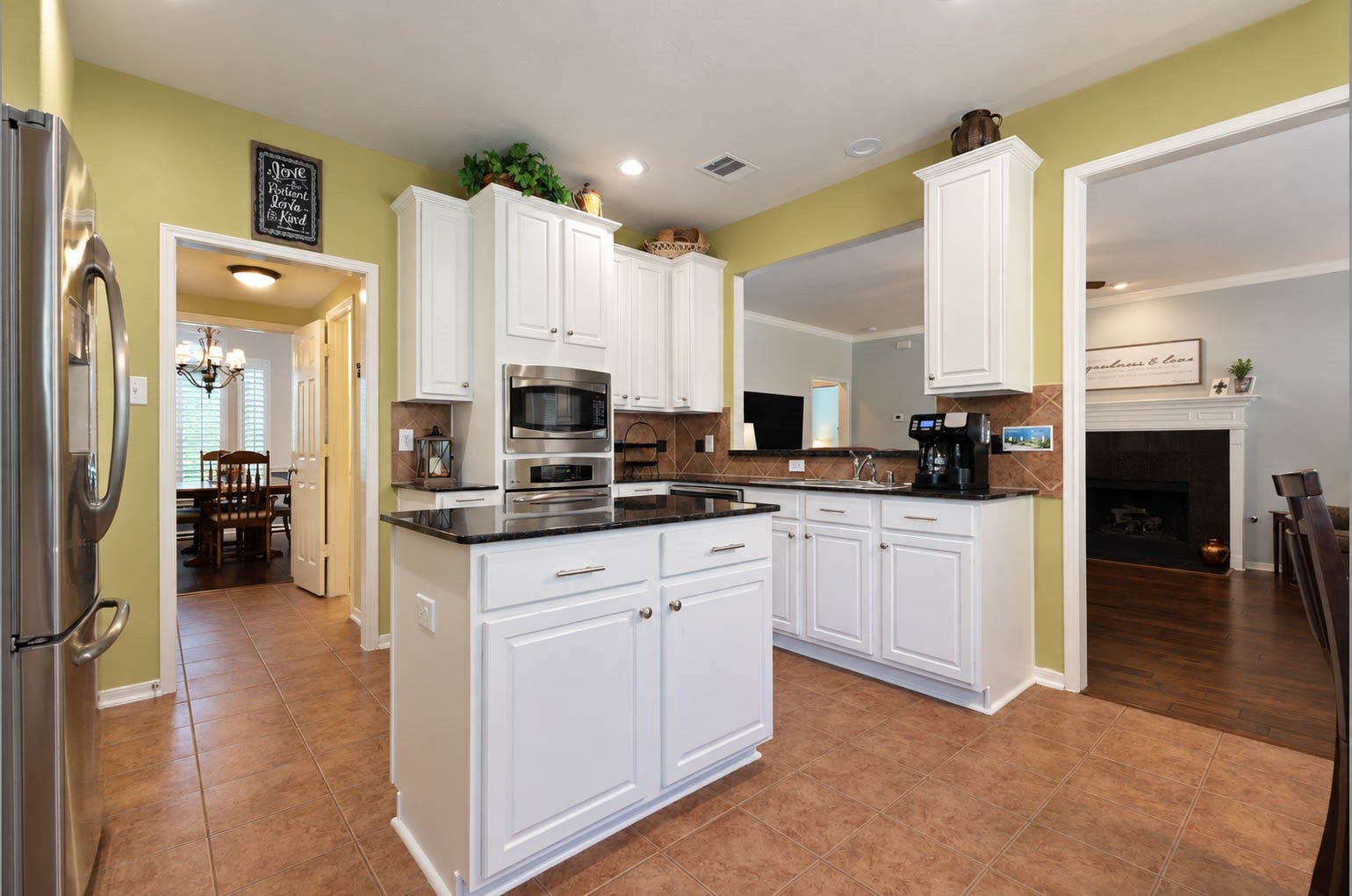 2532 Oak Dale Way, Seabrook, TX 77586 Back in the kitchen, a stacked wall oven and built-in microwave keep meal prep at a comfortable height and free up valuable counter space. The sink sits beneath an open breakfast bar, so cleanup is a breeze while you stay part of the conversation with guests in the family room.