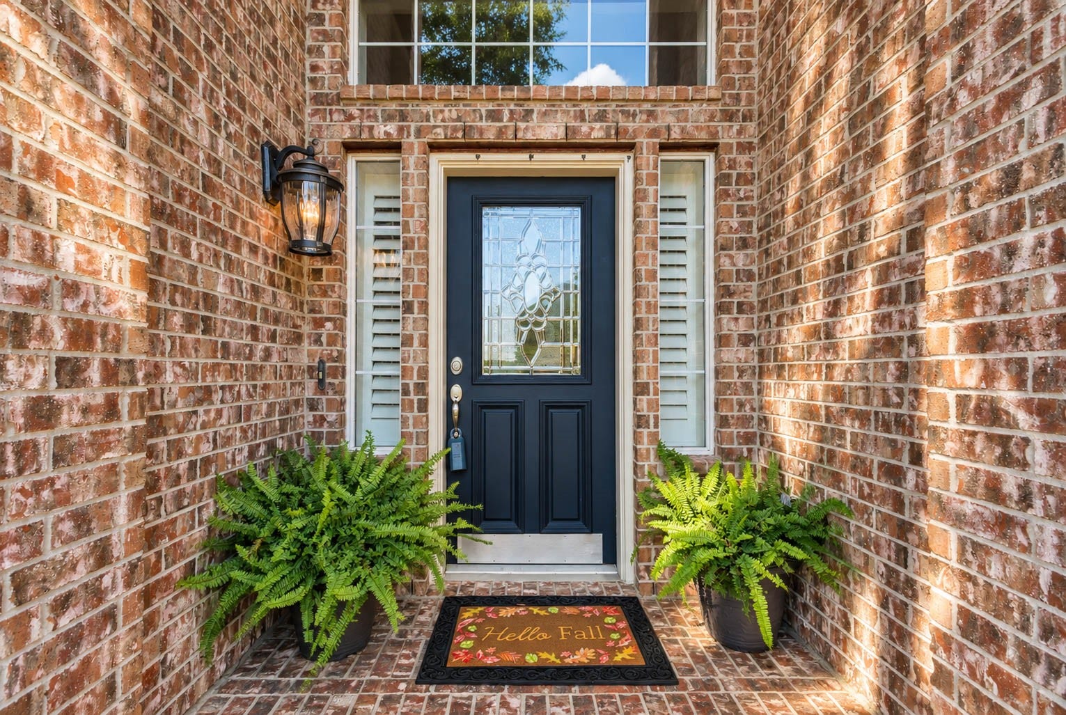 2532 Oak Dale Way, Seabrook, TX 77586 Follow the landscaped walkway to a inviting brick covered entry, where a leaded glass front door sets a welcoming tone. Sidelight windows and a transom above brighten the foyer with daylight, and a classic coach light adds warmth to the approach.