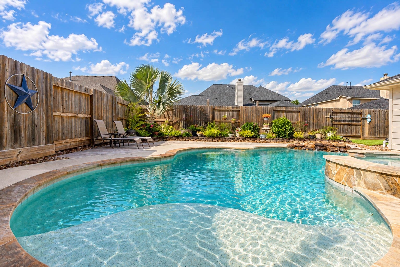 2532 Oak Dale Way, Seabrook, TX 77586 A built in sun shelf spans the shallow end of the pool, creating a sun soaked spot for lounge chairs and an easy, gradual way to step into the water.
