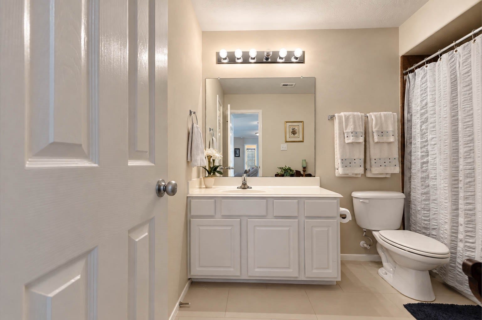 2532 Oak Dale Way, Seabrook, TX 77586 Guests will appreciate this fresh, full bath, finished with updated tile flooring, a white vanity topped with a smooth countertop, and a large mirror with bright overhead lighting. A tub and shower combination completes the space with everything a visitor needs.