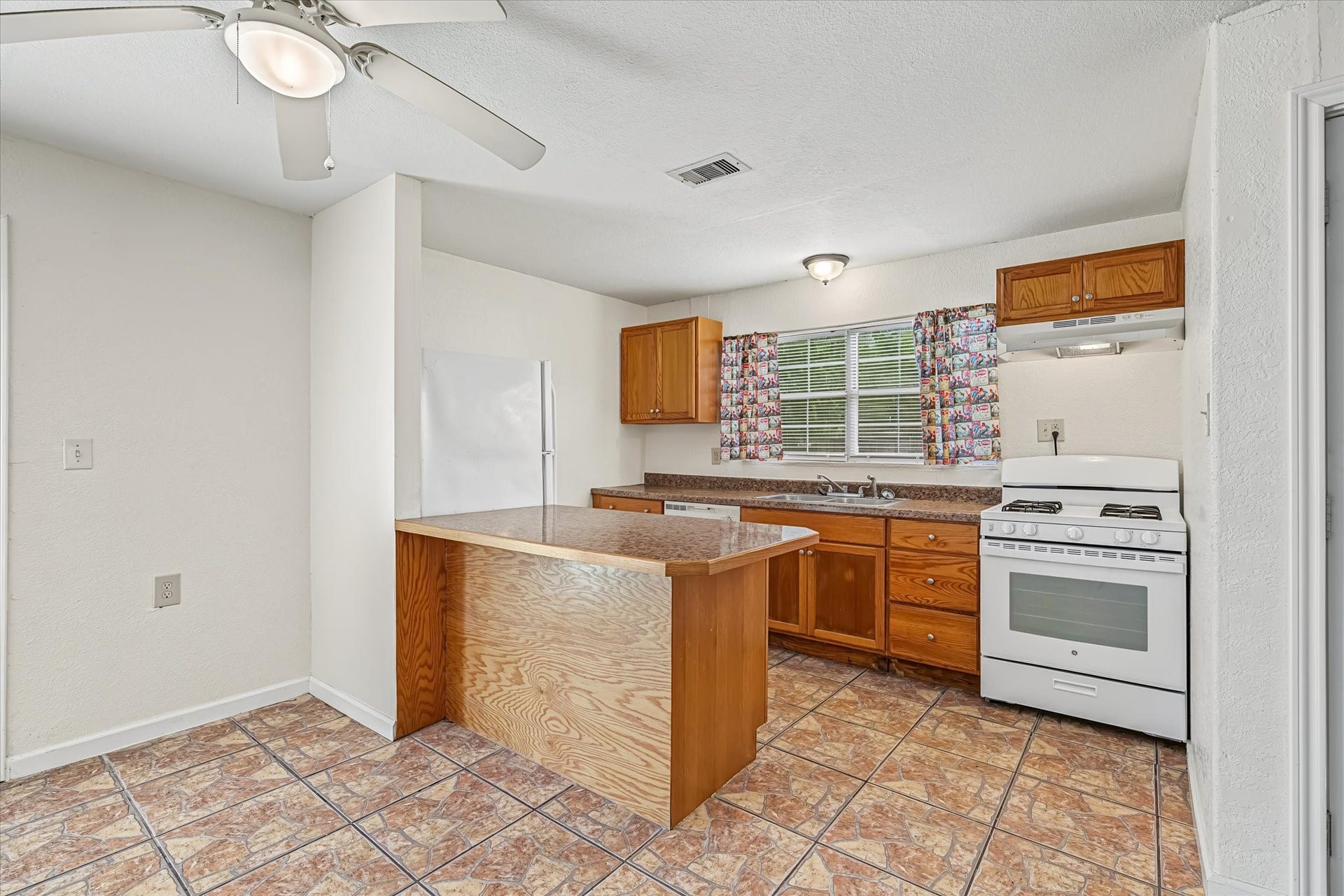 612 Harvey Street, Clute, TX 77531 612 Harvey Street, Clute, TX 77531