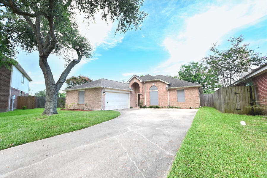 Property photo for 203 Colony Creek Drive, Dickinson, TX