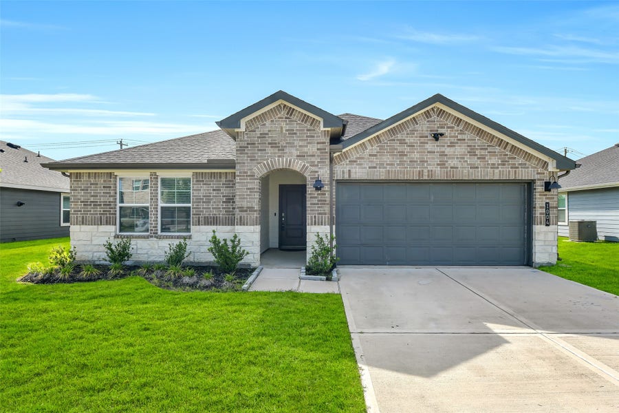 Property photo for 1004 Great Barracuda Lane, Alvin, TX