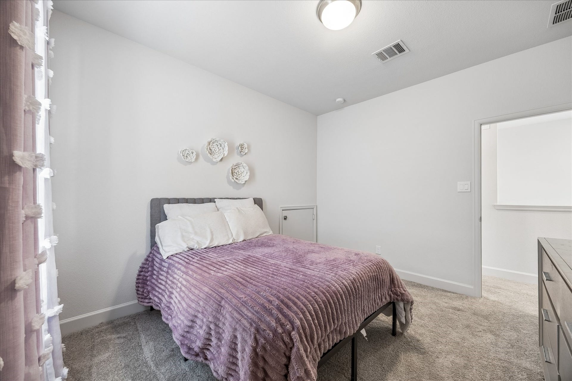 Spacious secondary bedroom featuring plush carpet, walk-in closet and abundant natural light