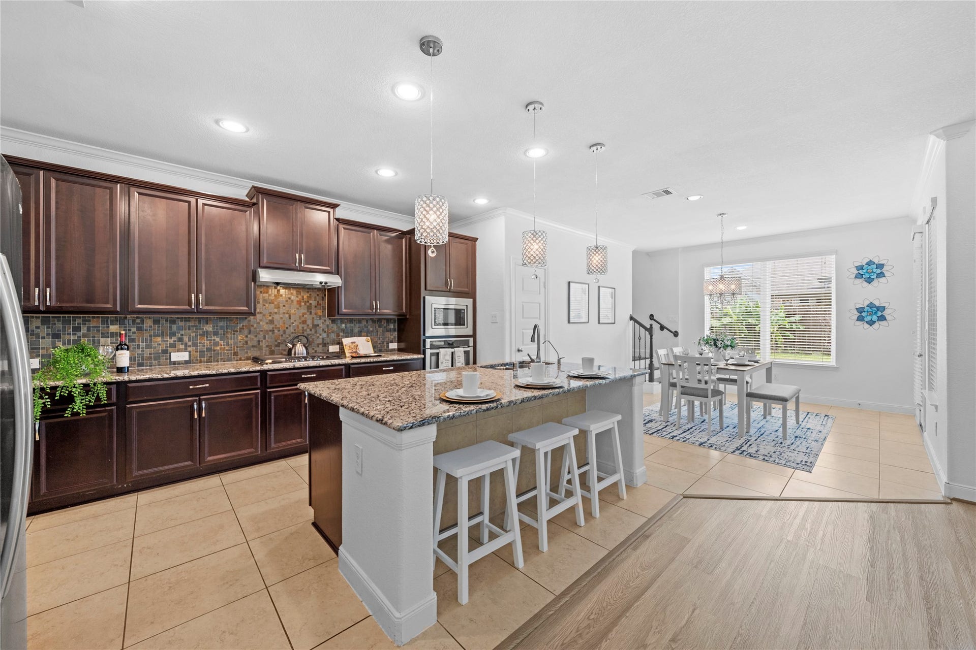 17315 Tomintoul Path, Richmond, TX 77407 Designed for effortless entertaining, the well-appointed kitchen flows into a sunlit breakfast area, complemented by extensive cabinetry, granite counters, and sophisticated lighting.