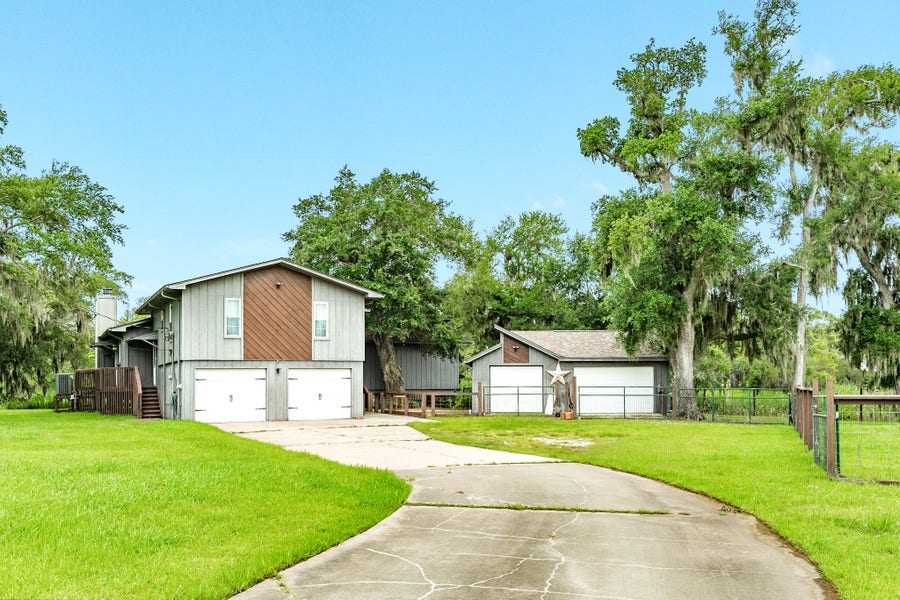 Property photo for 1 Buffalo Ct, Lake Jackson, TX
