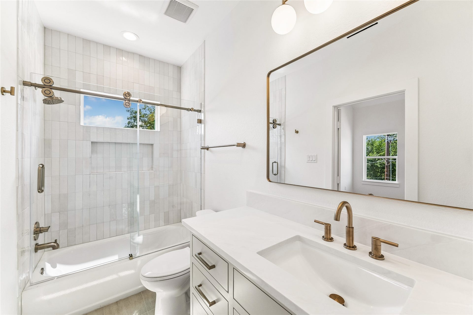 3402 Market Street, Houston, TX 77020 Secondary Bathroom