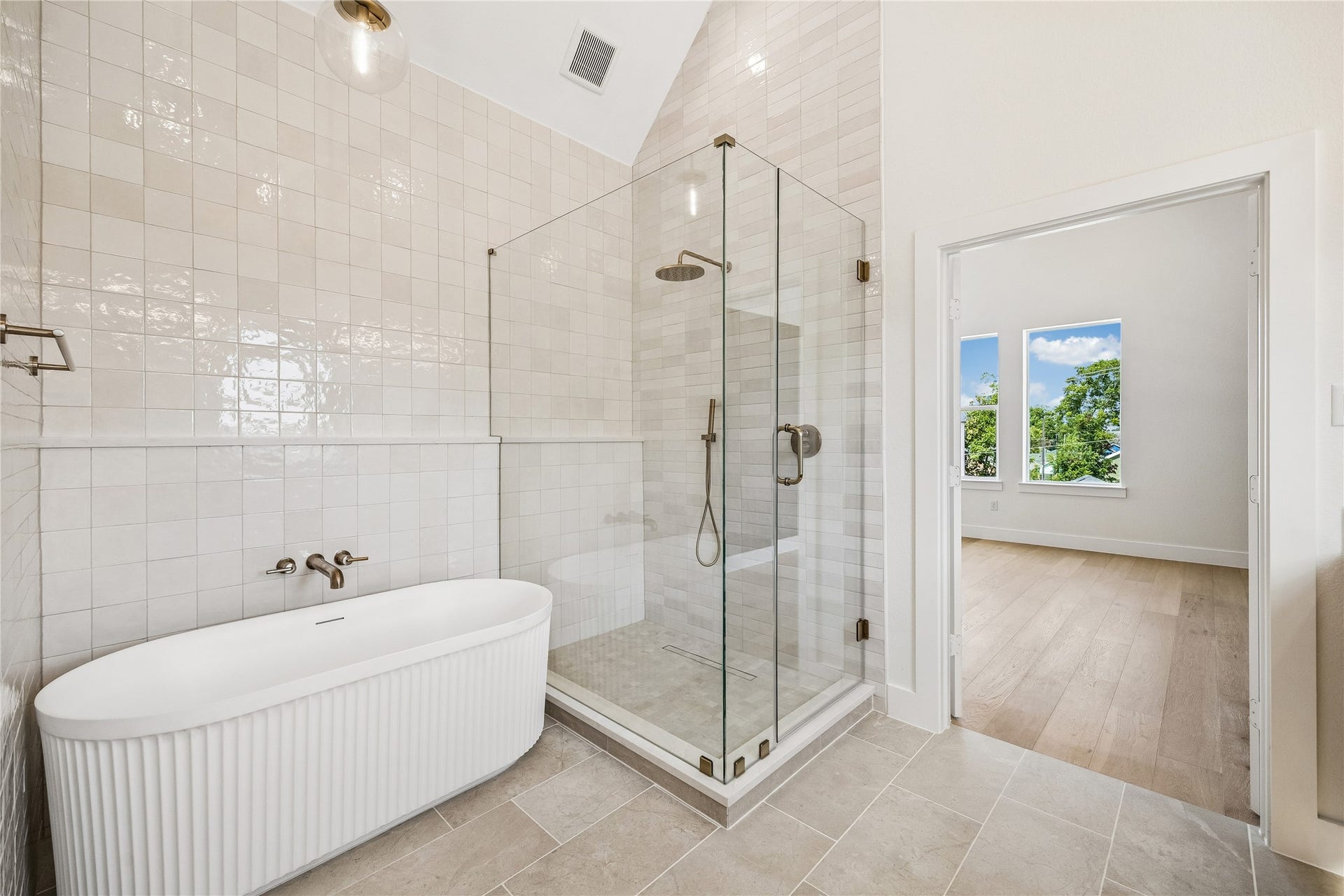 3402 Market Street, Houston, TX 77020 Primary Bathroom