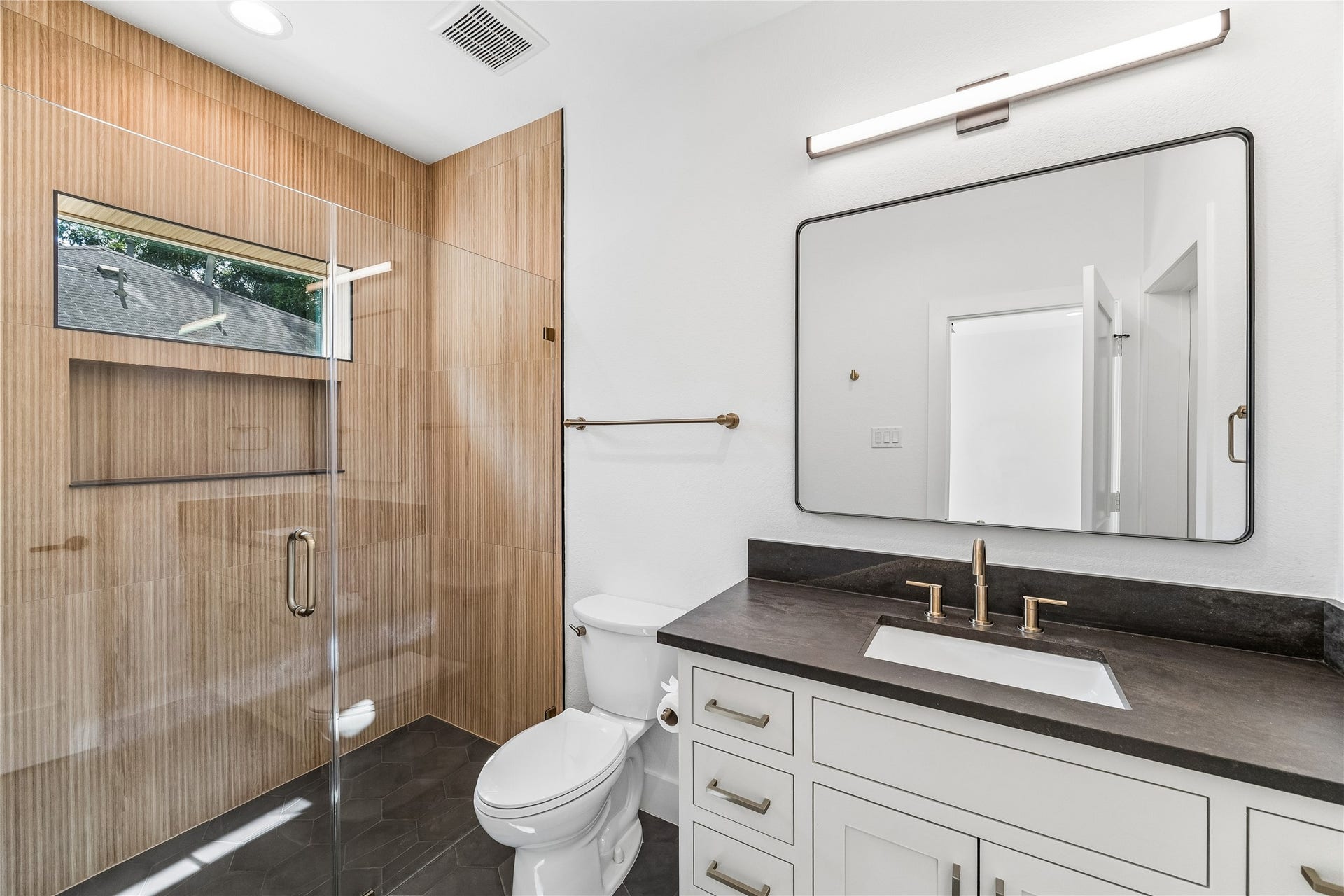 3402 Market Street, Houston, TX 77020 1st Floor Bathroom