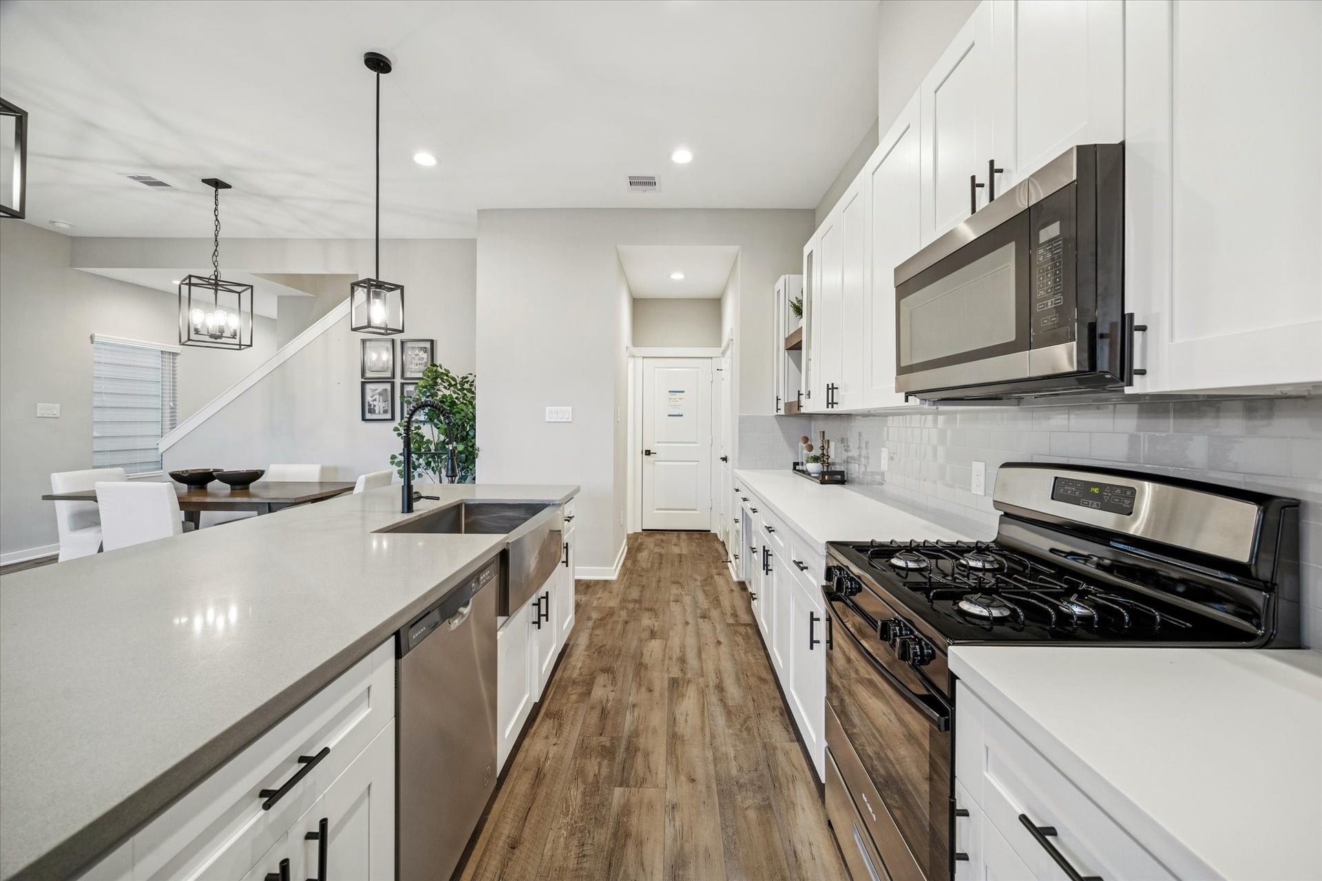 11326 Stonework Grove Lane, Houston, TX 77076 *Photos are of model home located in the community to reference finishes*