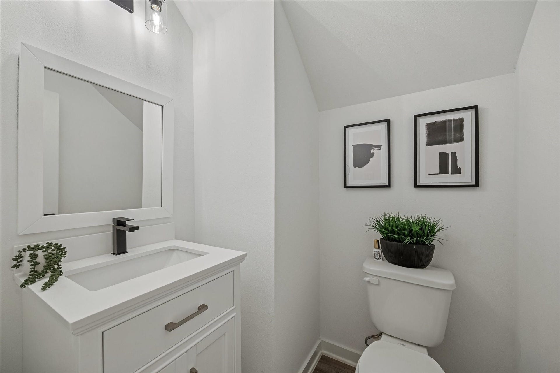 11326 Stonework Grove Lane, Houston, TX 77076 *Photos are of model home located in the community to reference finishes*