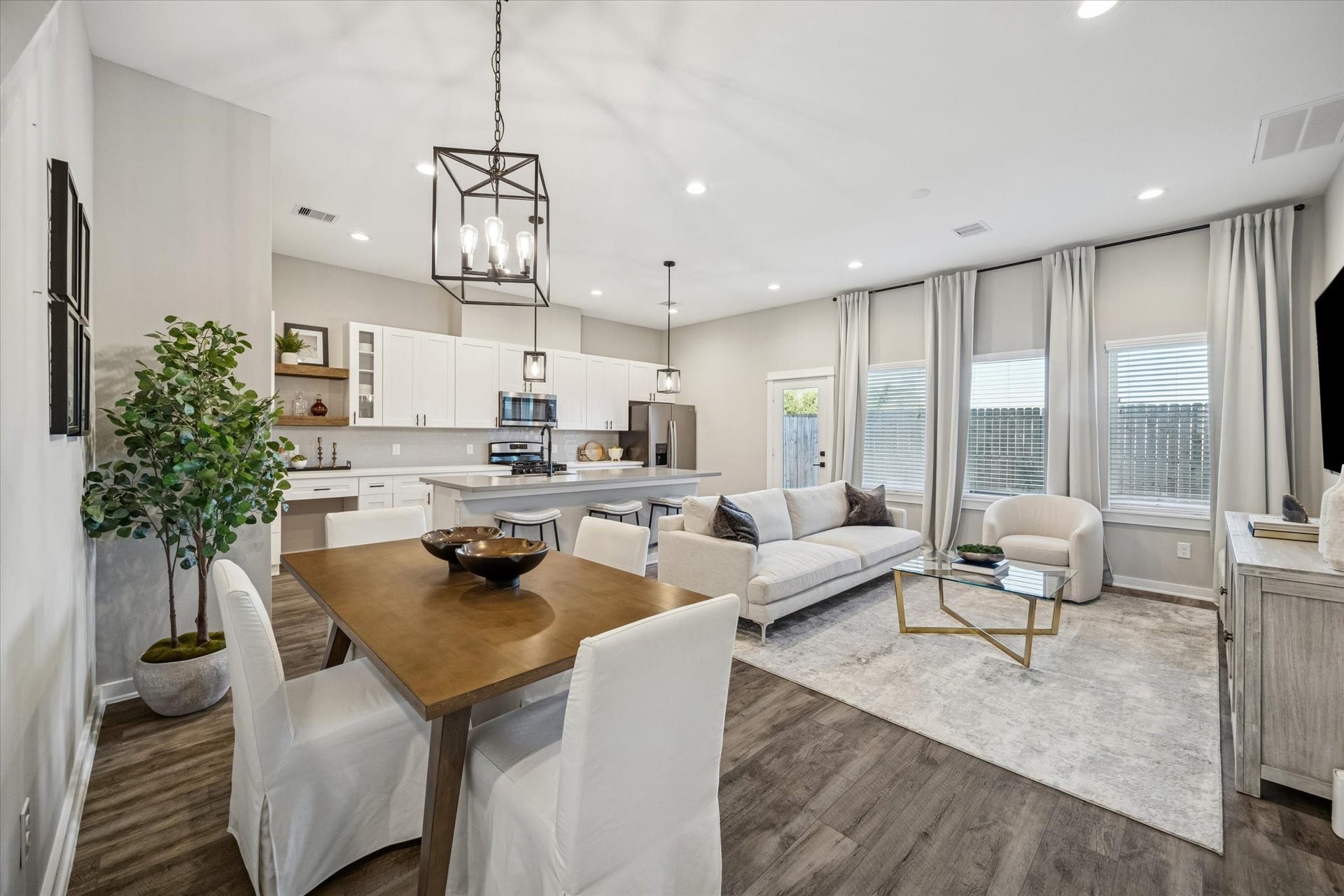 11326 Stonework Grove Lane, Houston, TX 77076 *Photos are of model home located in the community to reference finishes*