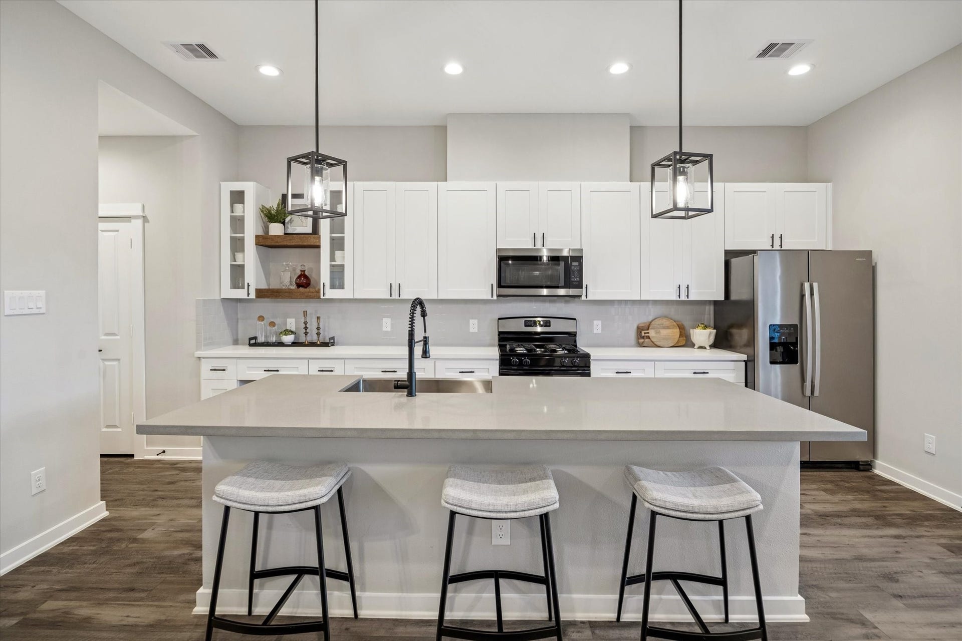 11326 Stonework Grove Lane, Houston, TX 77076 *Photos are of model home located in the community to reference finishes*