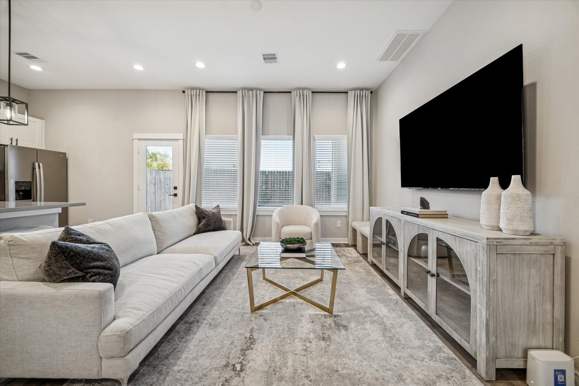11326 Stonework Grove Lane, Houston, TX 77076 *Photos are of model home located in the community to reference finishes*