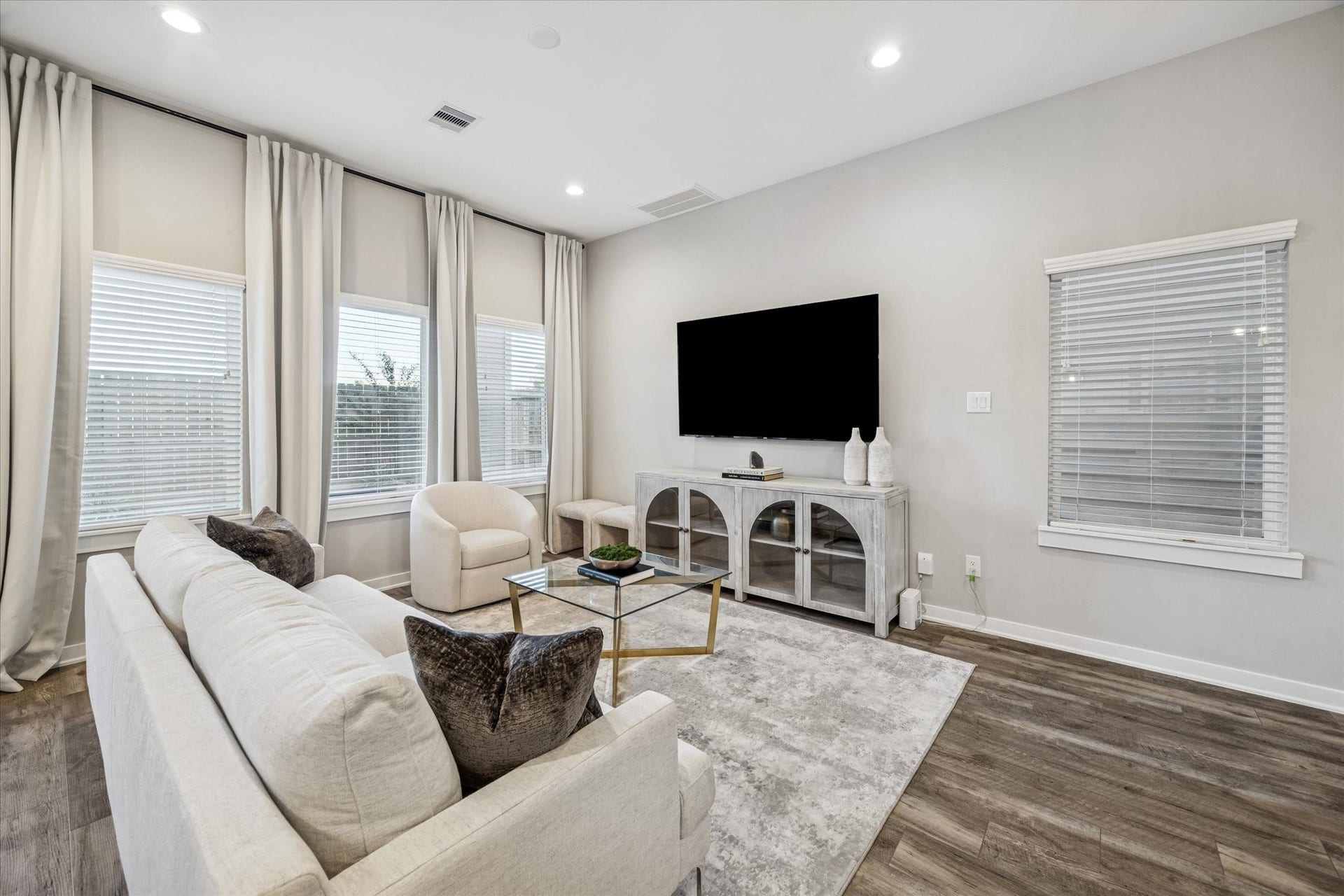 11326 Stonework Grove Lane, Houston, TX 77076 *Photos are of model home located in the community to reference finishes*