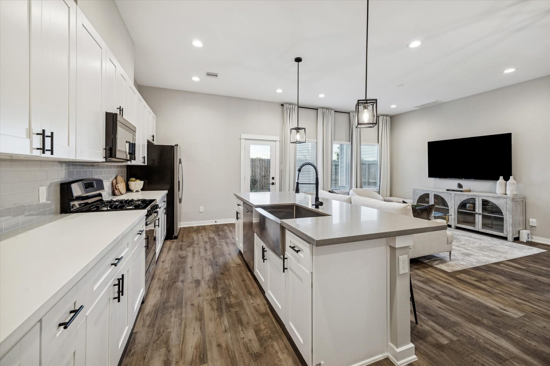 11326 Stonework Grove Lane, Houston, TX 77076 *Photos are of model home located in the community to reference finishes*