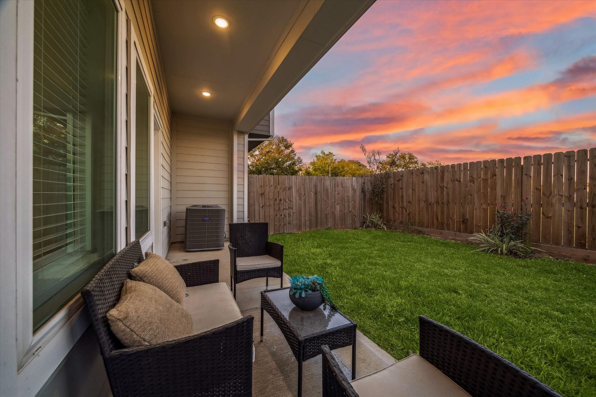 11326 Stonework Grove Lane, Houston, TX 77076 *Photos are of model home located in the community to reference finishes*