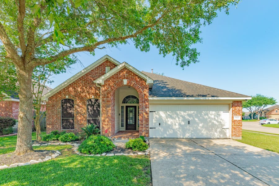 Property photo for 2912 Standing Springs Lane, Dickinson, TX