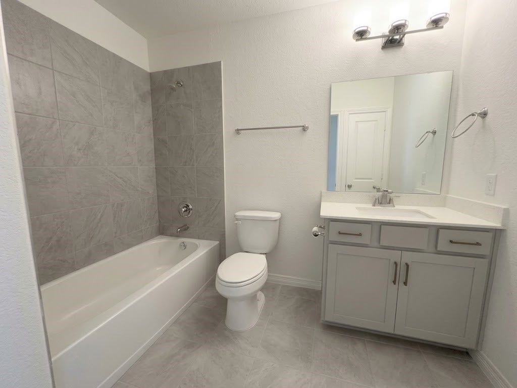 8822 SPINNING MILL DRIVE, Missouri City, TX 77459 THIS FULL BATH FEATURES A TUB/SHOWER COMBINATION, TILED SURROUND, AND VANITY WITH STORAGE.