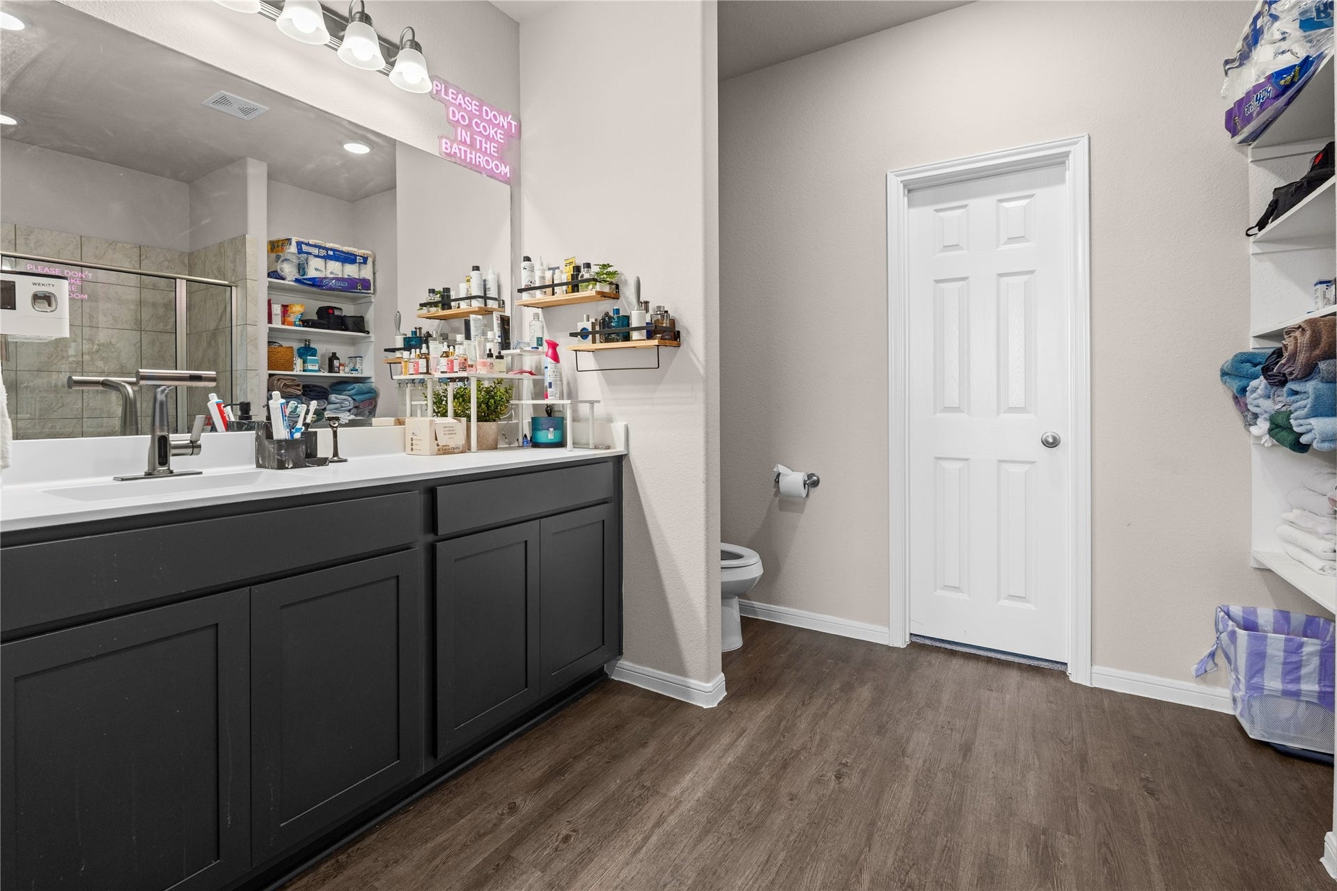 3603 Vineyard Lane, Pasadena, TX 77504 Main bathroom