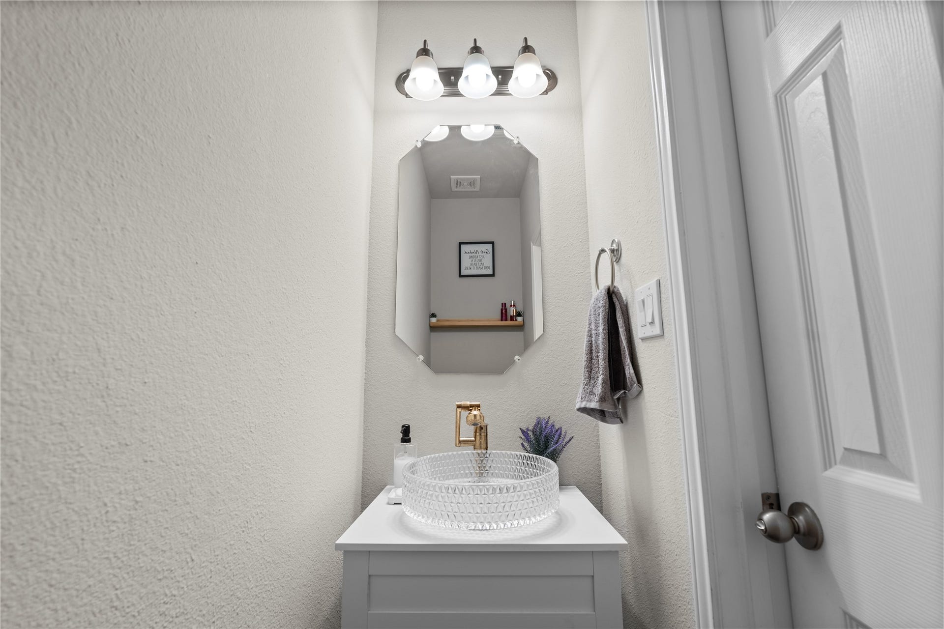 3603 Vineyard Lane, Pasadena, TX 77504 Bathroom sink