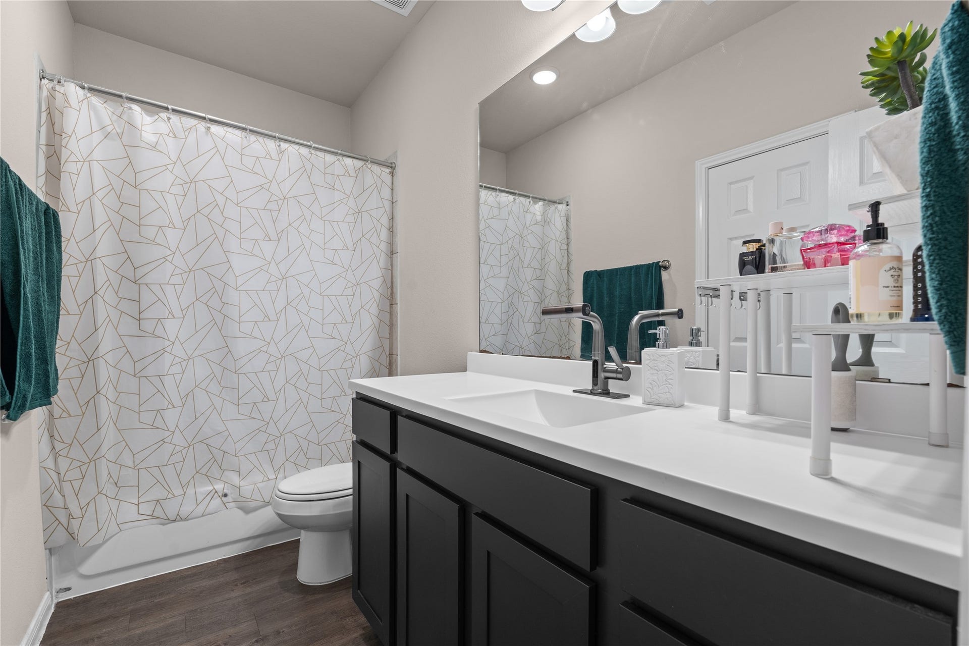 3603 Vineyard Lane, Pasadena, TX 77504 Bathroom 1