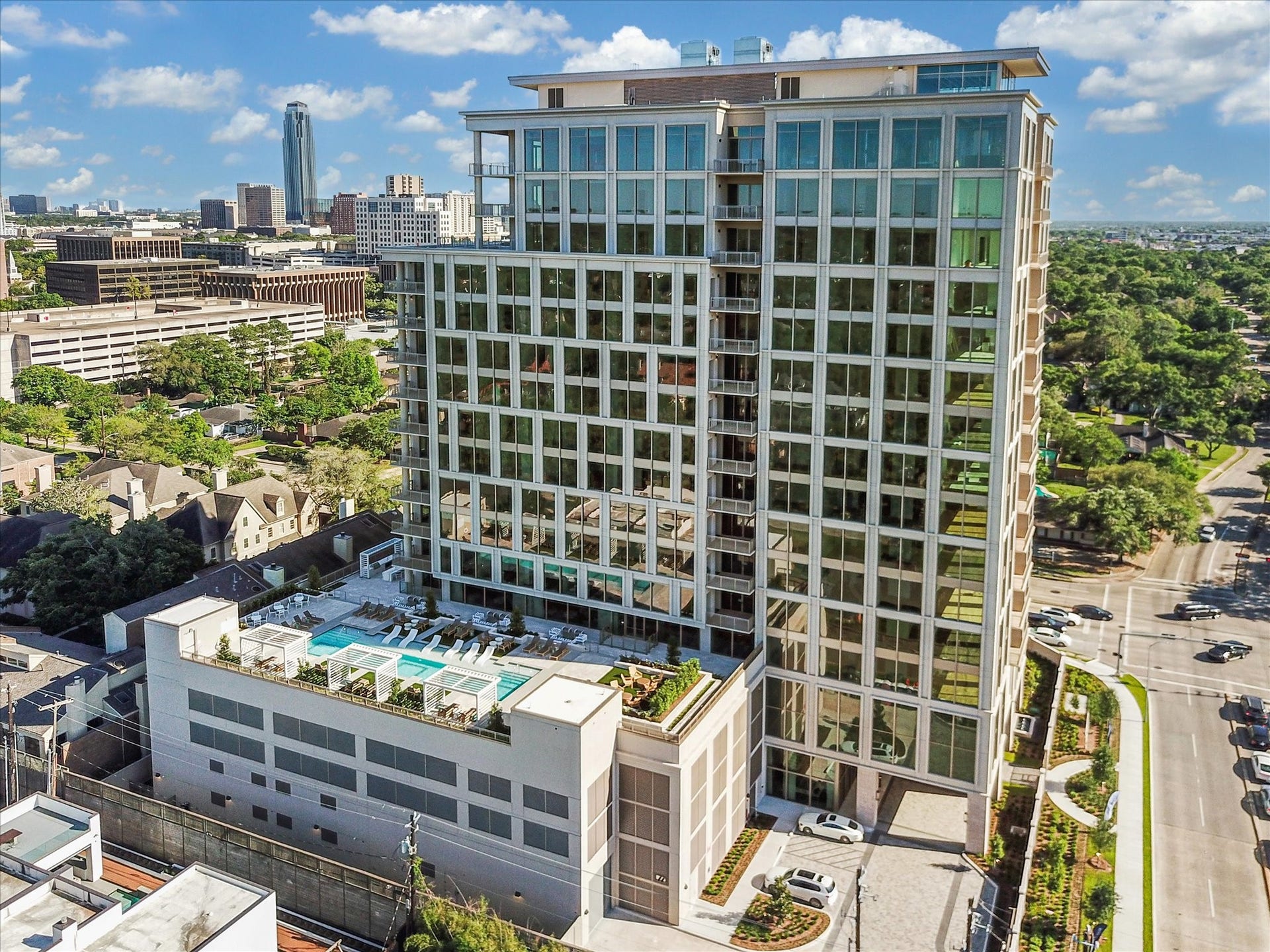 5656 San Felipe Street, Unit 701, Houston, TX 77056 A luxury full service building located in an unbeatable High-energy location.