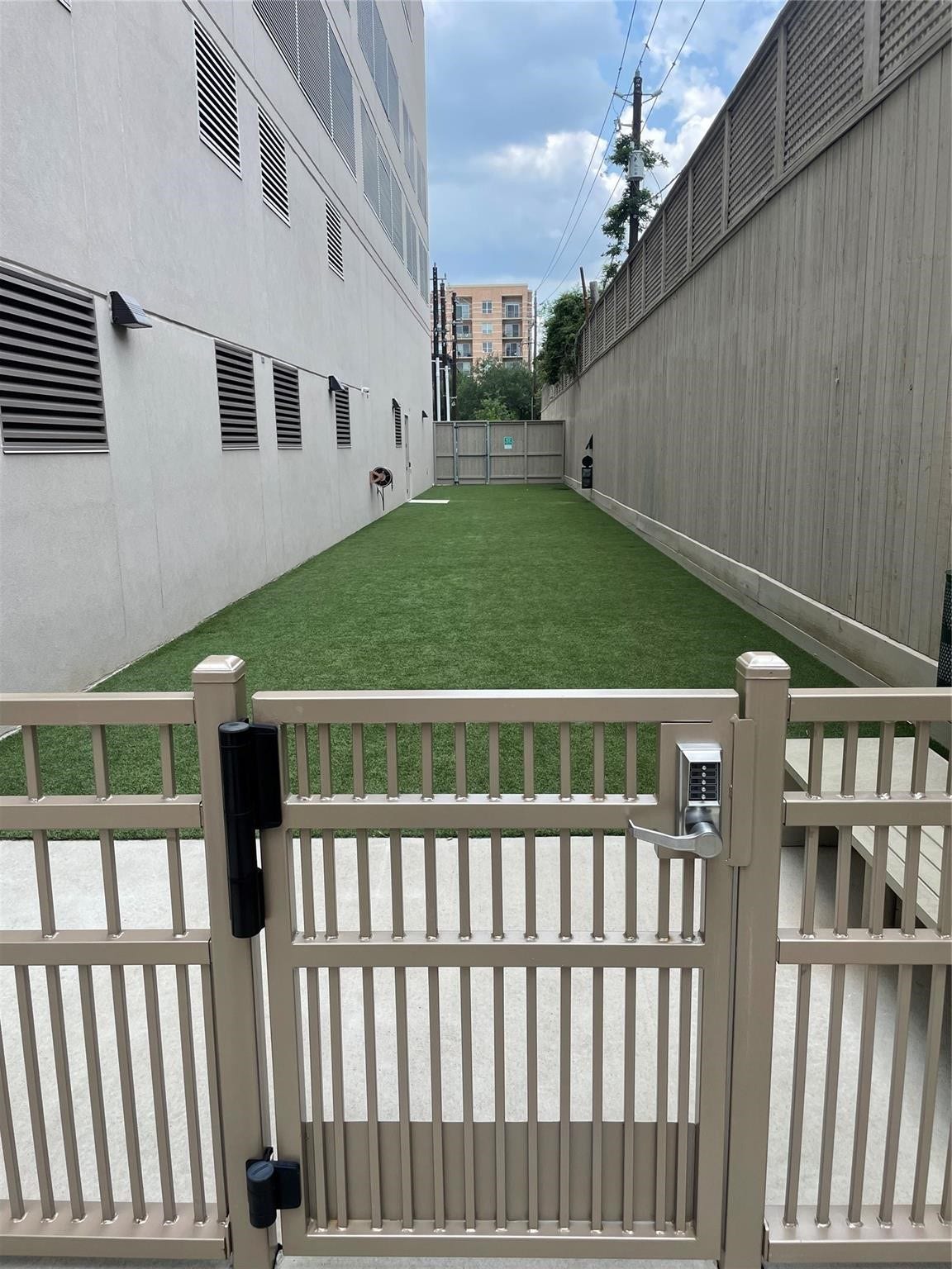 5656 San Felipe Street, Unit 701, Houston, TX 77056 Thoughtfully designed building amenity. This spacious and convenient dog run offers four-legged residents a secure outdoor space to stretch , play and enjoy fresh air making the routine effortless